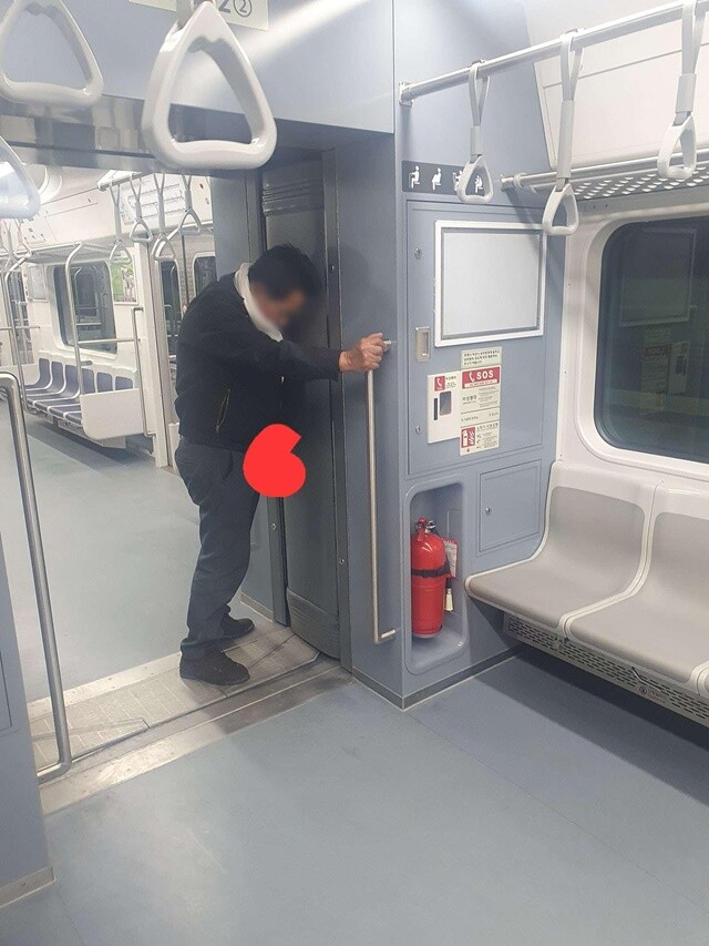 지하철 전동차서 소변 본 만취남 포착...
