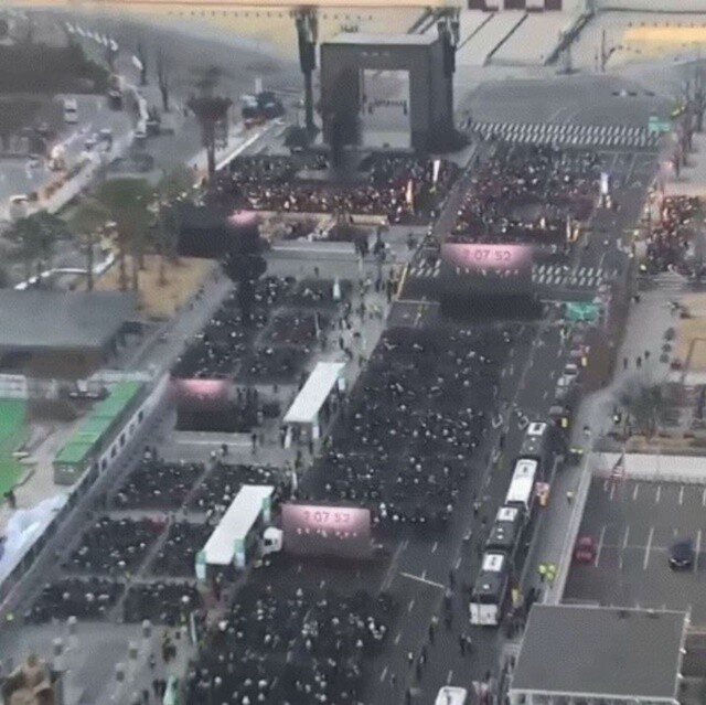 BTS 광화문 공연 ‘민폐’ 논란…누리꾼들, 갑론을박 ‘시끌시끌’