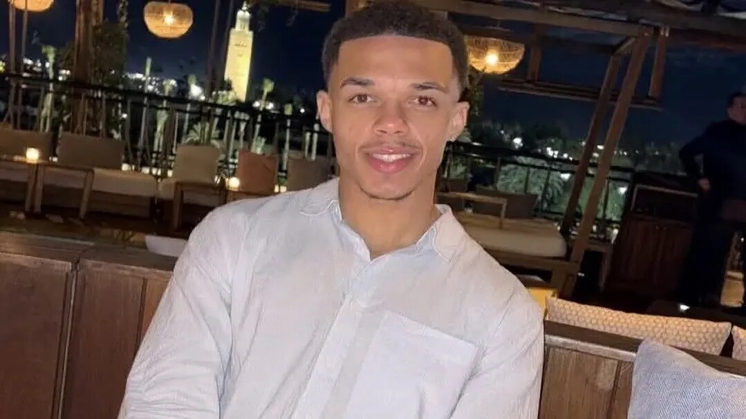 아이들에게 생필품 나눠준 영국 관광객...