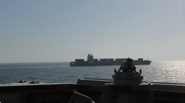 美구축함, 호르무즈 통과 이란 화물선에 발포 후 승선…이란, 드론으로 미 군함에 보복